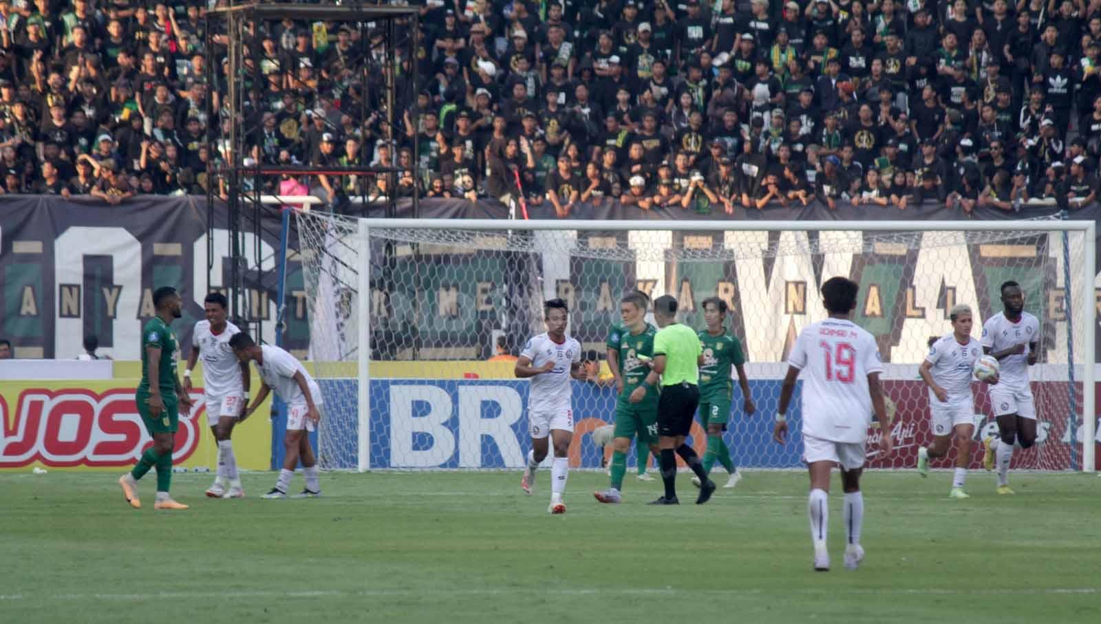 Dedik Setiawan mencetak gol tanpa selebrasi untuk memperkecil skor Arema FC dalam laga pekan ke-13 Liga 1 2023-2024 di Stadion Gelora Bung Tomo, Surabaya. (Foto: Fitra Herdian/INDOSPORT)