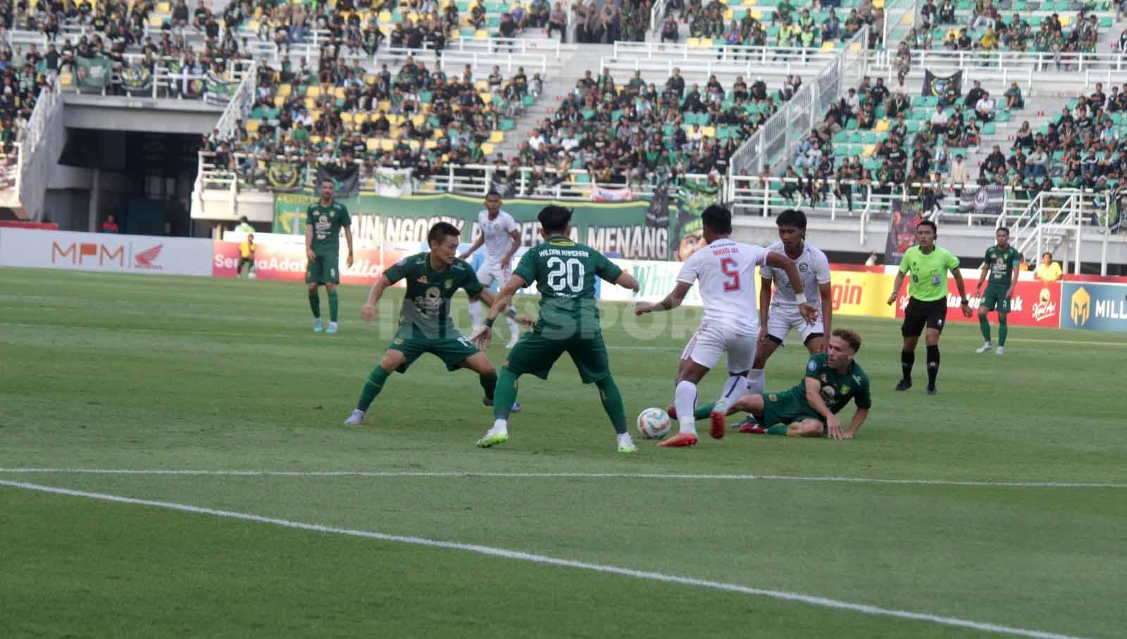 Pertandingan Persebaya Surabaya vs Arema FC berlangsung ketat, kedua pemain sering melakukan duel keras dalam laga pekan ke-13 Liga 1 2023-2024 di Stadion Gelora Bung Tomo, Surabaya. (Foto: Fitra Herdian/INDOSPORT)