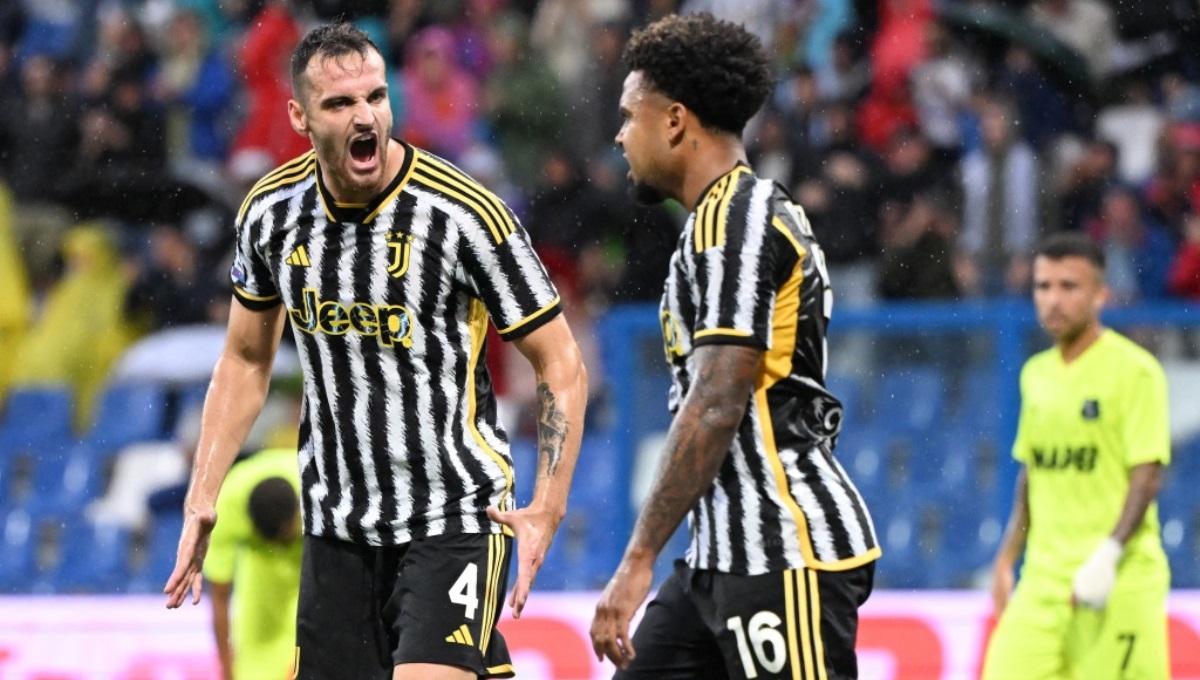 Federico Gatti dan Weston McKennie di laga Sassuolo vs Juventus, Sabtu (24/09/23). Foto: REUTERS/Alberto Lingria.
