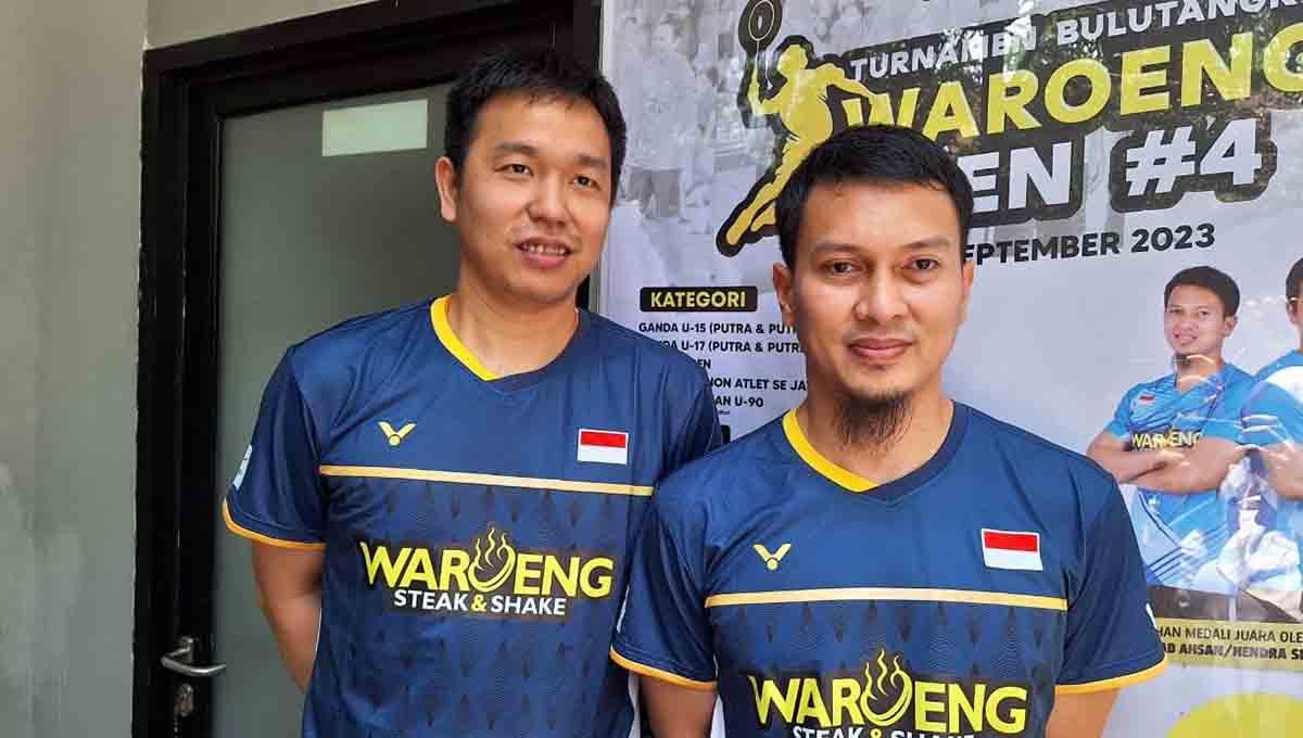 Pebulutangkis veteran Indonesia, Hendra Setiawan, menunjukkan gesture mendukung Palestina, sama seperti partner mainnya Mohammad Ahsan.