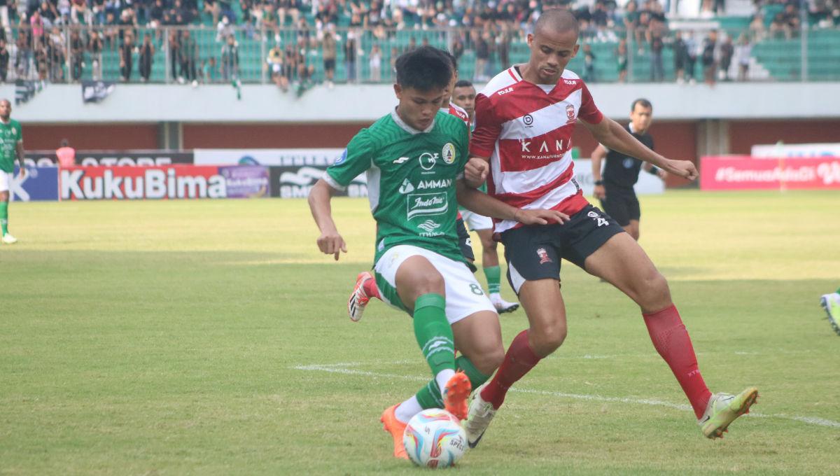 Bek Madura United, Cleberson, membayangi pergerakan penyerang PSS Sleman, Hokky Caraka, dalam laga pekan ke-13 Liga 1 2023-2024 di Stadion Maguwoharjo, Minggu (24/9/23).