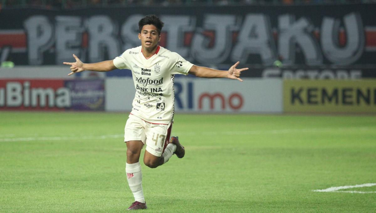 Selebrasi pemain Bali United, Rahmat Arjuna usai mencetak gol ke gawang Persija pada laga pekan ke-13 Liga 1 2023/2024 di Stadion Patriot, Minggu (24/09/23).