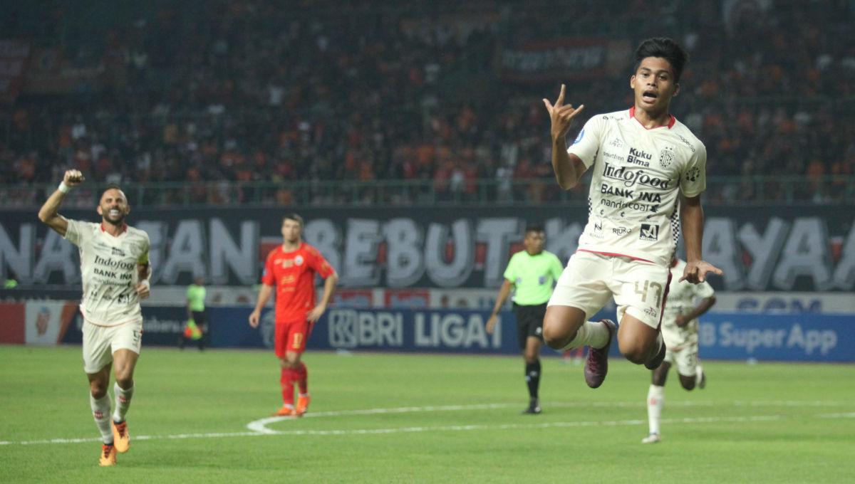 Selebrasi pemain Bali United, Rahmat Arjuna usai mencetak gol ke gawang Persija pada laga pekan ke-13 Liga 1 2023/2024 di Stadion Patriot, Minggu (24/09/23).