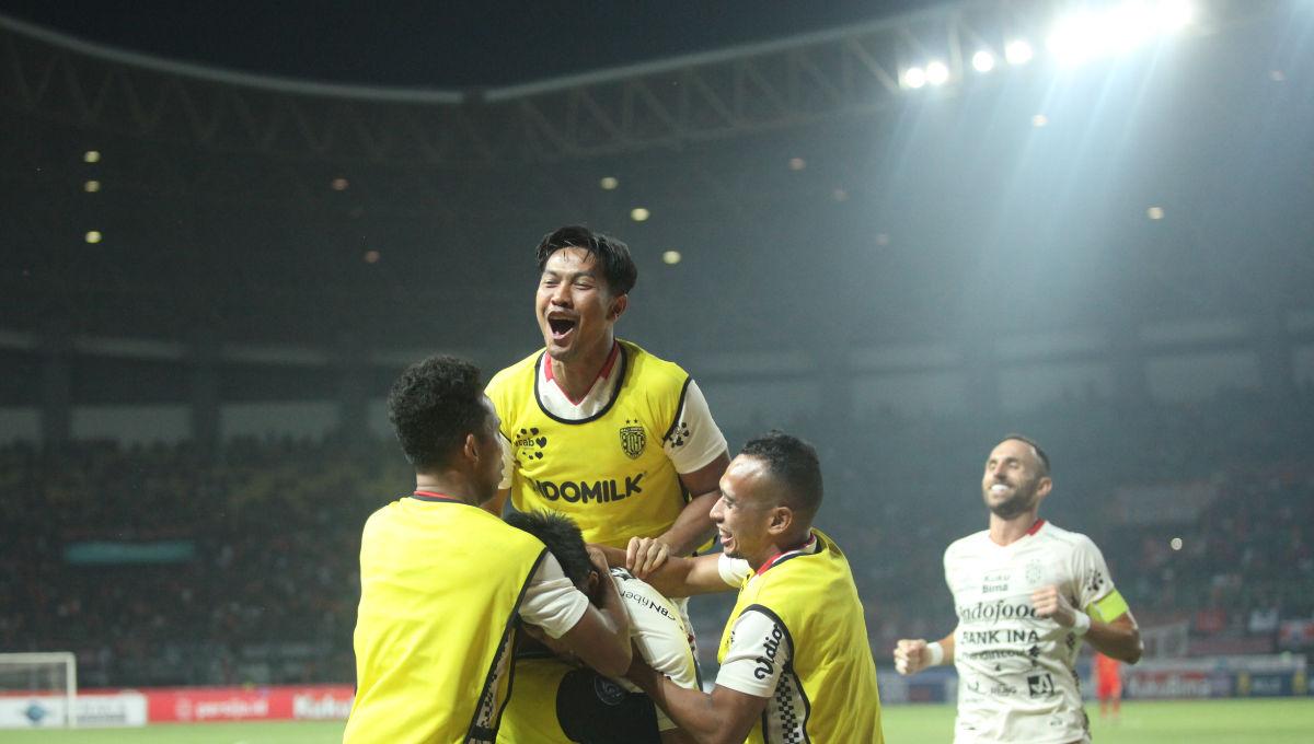 Selebrasi para pemain Bali United usai Rahmat Arjuna mencetak gol ke gawang Persija pada laga pekan ke-13 Liga 1 2023/2024 di Stadion Patriot, Minggu (24/09/23).