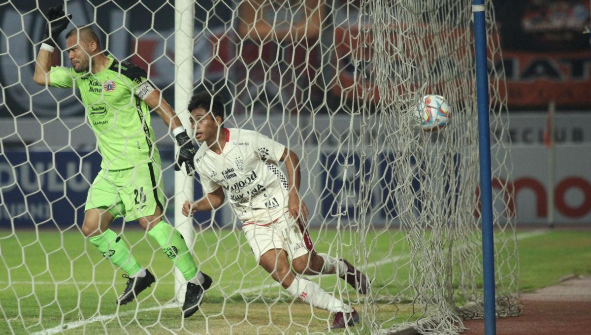 Pemain Bali United, Rahmat Arjuna saat berhasil membobol gawang Persija yang dikawal Andritany pada laga pekan ke-13 Liga 1 2023/2024 di Stadion Patriot, Minggu (24/09/23).