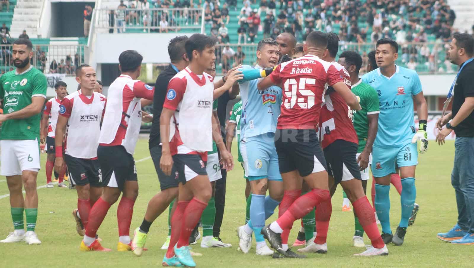 Ketegangan pemain Madura United dengan PSS Sleman sesaat setelah Yuda Editya Pratama terjatuh terkena tendangan bebas Jonathan Bustos  dalam laga pekan ke-13 Liga 1 2023-2024 di Stadion Maguwoharjo, Minggu (24/9/23).