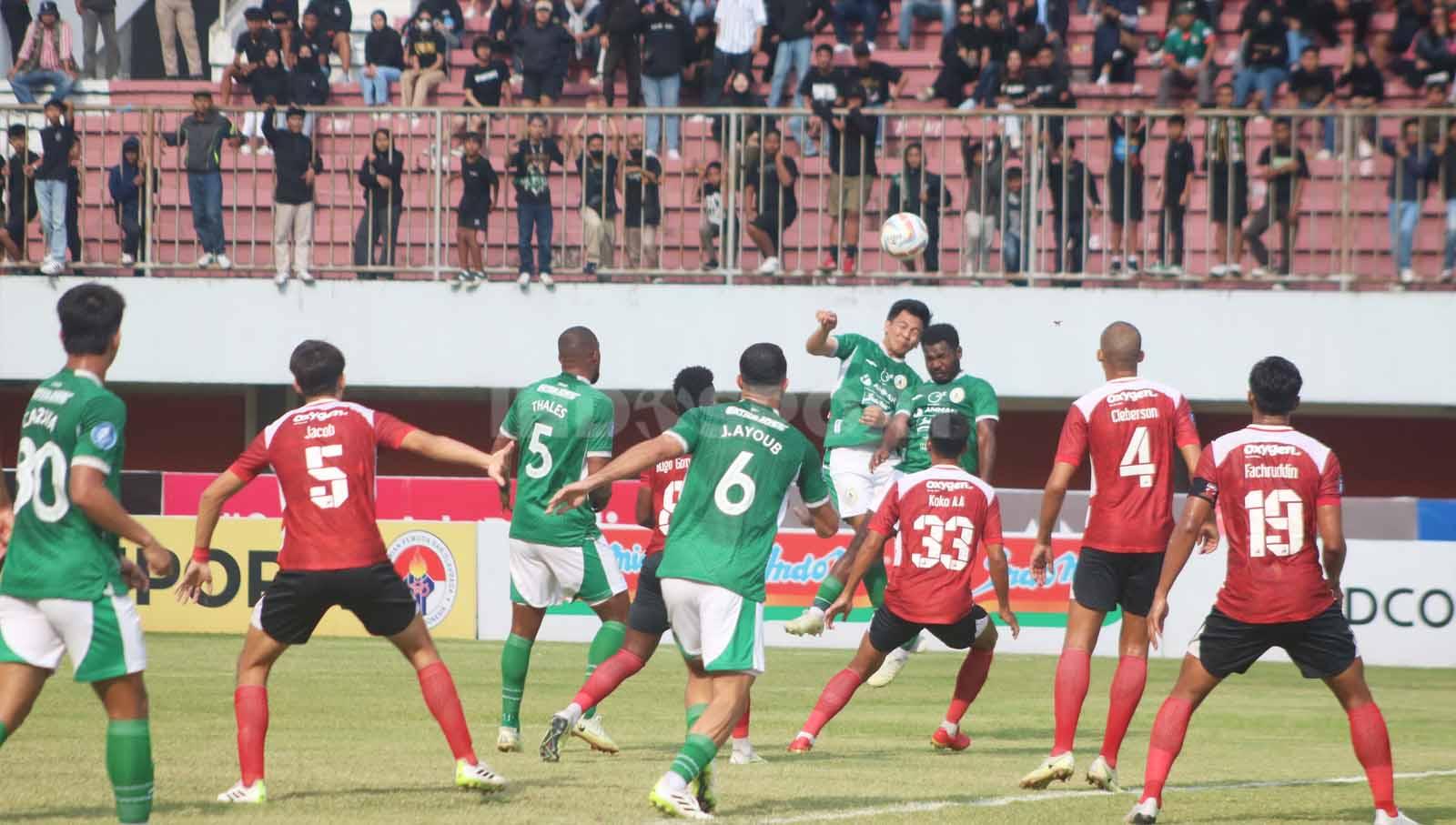 Dua pemain PSS Sleman, Wahyudi Hamisi dan Ricky Cawor, berusaha menyambut umpan silang  dalam laga pekan ke-13 Liga 1 2023-2024 di Stadion Maguwoharjo, Minggu (24/9/23).