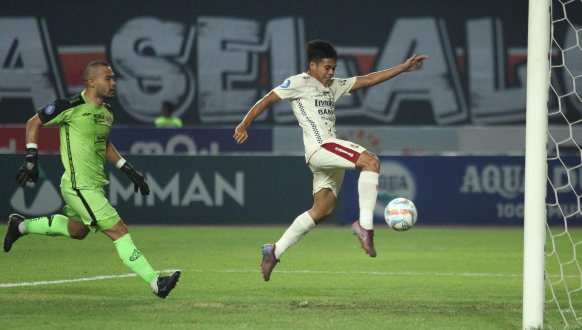 Proses gol yang dicetak pemain Bali United, Rahmat Arjuna usai melewati kiper Persija, Andritany pada laga pekan ke-13 Liga 1 2023/2024 di Stadion Patriot, Minggu (24/09/23).