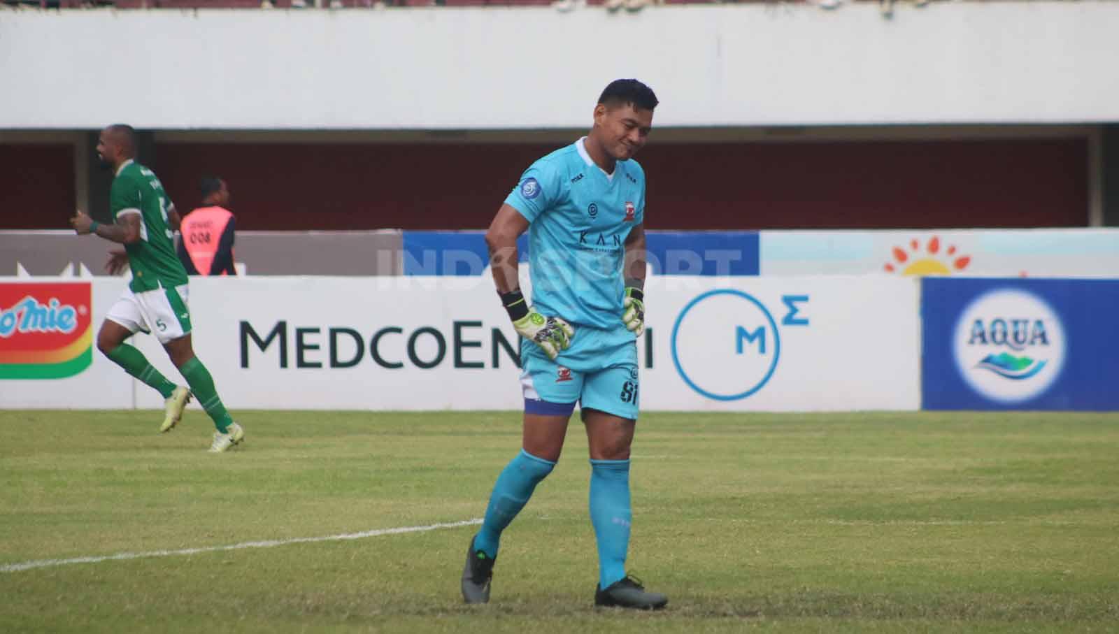 Ekspresi kiper Madura United, Wawan Hendrawan, usai dibobol Hokky Caraka  dalam laga pekan ke-13 Liga 1 2023-2024 di Stadion Maguwoharjo, Minggu (24/9/23).