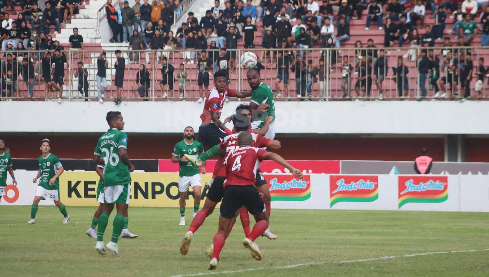 Tendangan bebas yang menjadi awal mula gol Madura United yang dicetak Malik Risaldi  dalam laga pekan ke-13 Liga 1 2023-2024 di Stadion Maguwoharjo, Minggu (24/9/23).