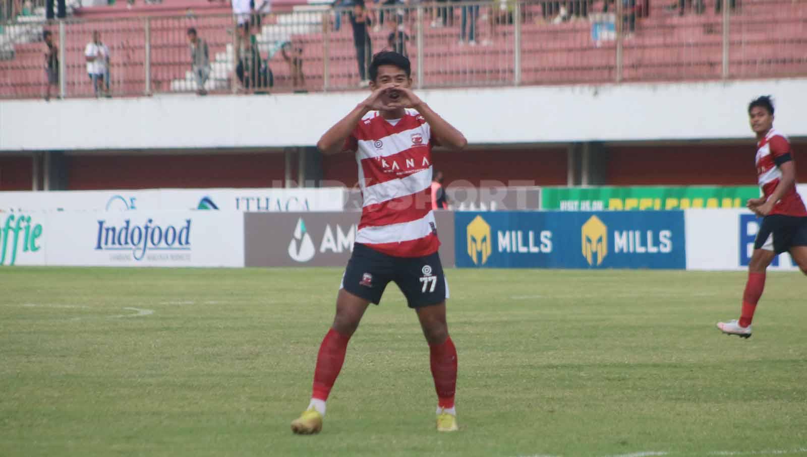 Selebrasi winger Madura United, Malik Risaldi, setelah membobol gawang PSS Sleman  dalam laga pekan ke-13 Liga 1 2023-2024 di Stadion Maguwoharjo, Minggu (24/9/23).