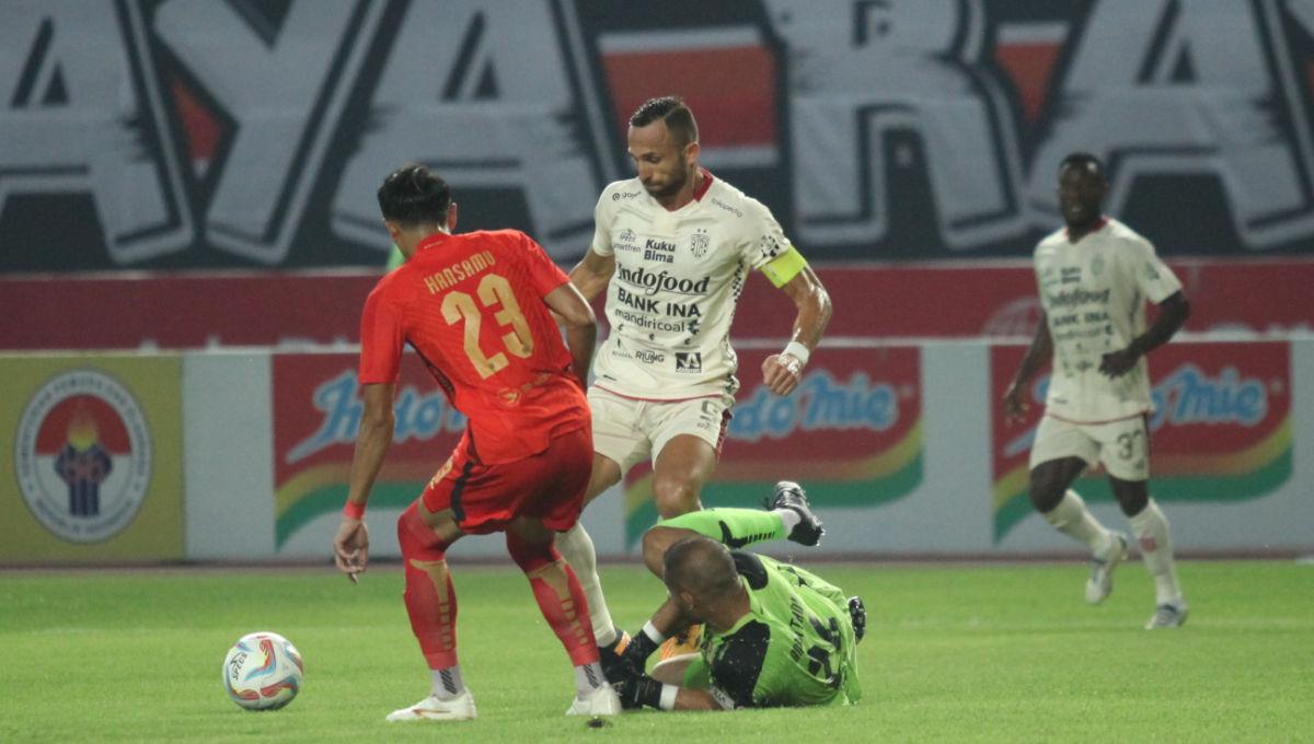 Striker Bali United, Ilija Spasojevic saat mencoba melewati kiper Persija, Andritany Ardhiyasa pada laga pekan ke-13 Liga 1 2023/2024 di Stadion Patriot, Minggu (24/09/23).
