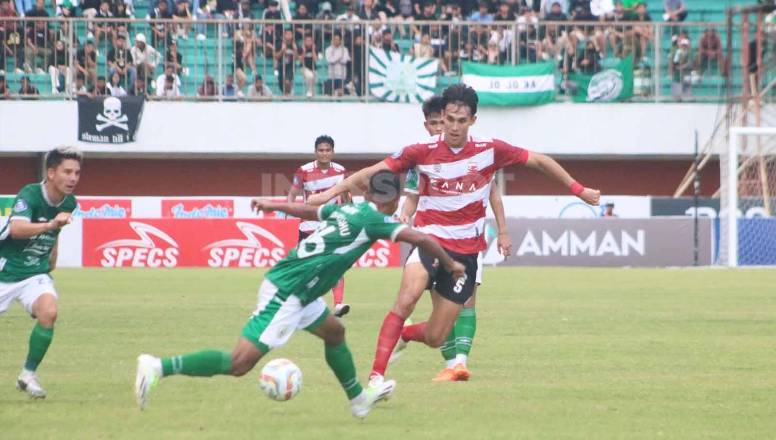 Gelandang bertahan Madura United, Jacob Mahler berusaha melewati kawalan pemain PSS Sleman  dalam laga pekan ke-13 Liga 1 2023-2024 di Stadion Maguwoharjo, Minggu (24/9/23).