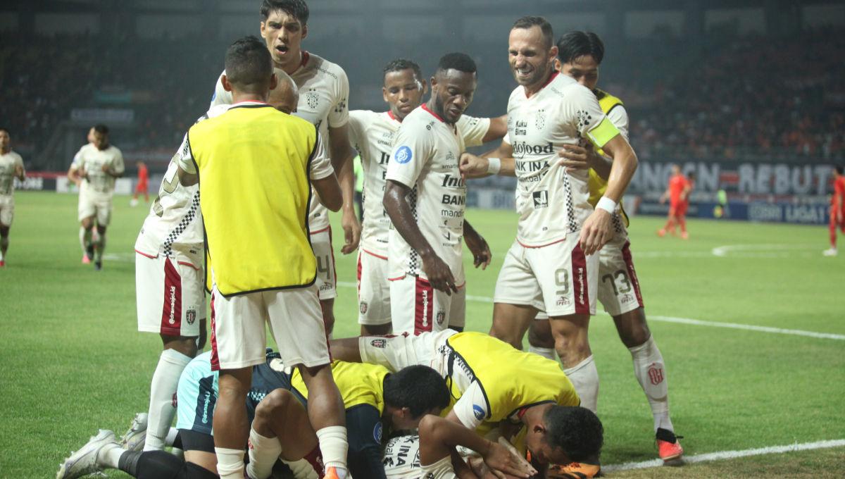 Kegembiraan para pemain Bali United usai Rahmat Arjuna membobol gawang Persija pada laga pekan ke-13 Liga 1 2023/2024 di Stadion Patriot, Minggu (24/09/23).