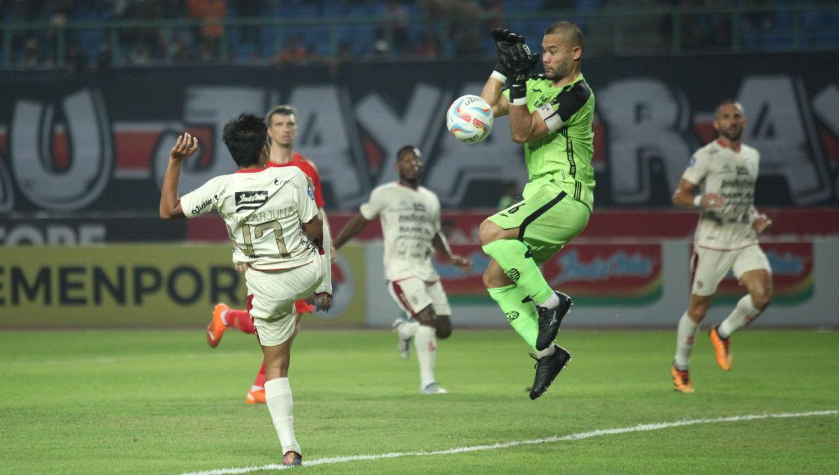 Kiper Persija, Andritany Ardhiyasa menggagalkan peluang pemain Bali United, Rahmat Arjuna pada laga pekan ke-13 Liga 1 2023/2024 di Stadion Patriot, Minggu (24/09/23).