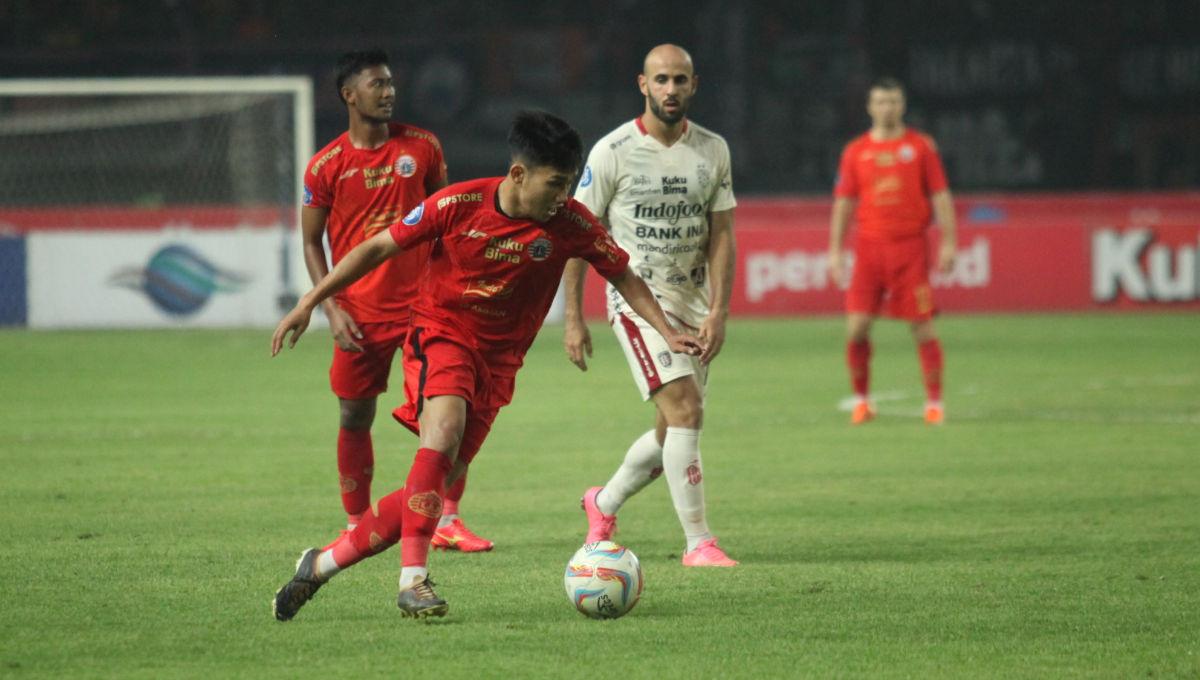 Aksi pemain Persija, Witan Sulaeman saat melewati pemain Bali United pada laga pekan ke-13 Liga 1 2023/2024 di Stadion Patriot, Minggu (24/09/23).
