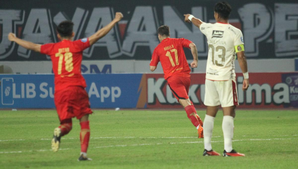 Selebrasi bek Persija, Ondrej Kudela usai mencetak gol ke gawang Bali United pada laga pekan ke-13 Liga 1 2023/2024 di Stadion Patriot, Minggu (24/09/23).
