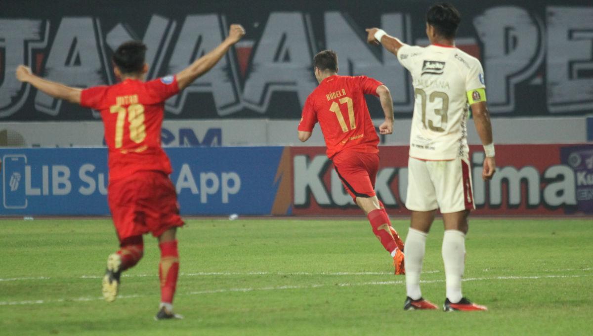 Selebrasi bek Persija, Ondrej Kudela usai mencetak gol ke gawang Bali United pada laga pekan ke-13 Liga 1 2023/2024 di Stadion Patriot, Minggu (24/09/23).
