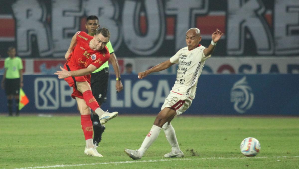 Pemain Persija, Maciej Gajos saat melakukan tendangan ke gawang Bali United pada laga pekan ke-13 Liga 1 2023/2024 di Stadion Patriot, Minggu (24/09/23).