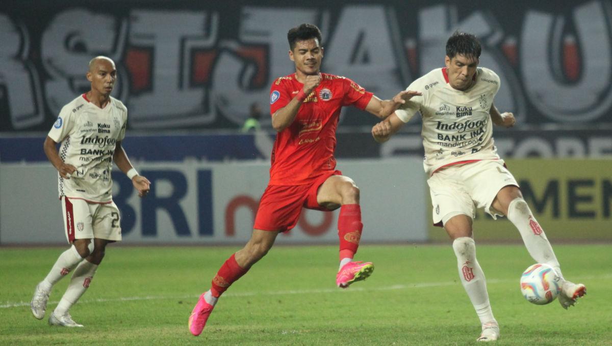 Duel antara Bek Bali United, Elias Dolah dengan striker Persija, Aji Kusuma pada laga pekan ke-13 Liga 1 2023/2024 di Stadion Patriot, Minggu (24/09/23).