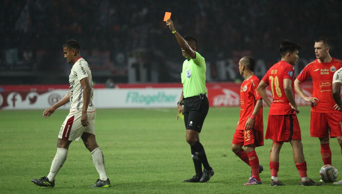 Wasit memberikan kartu merah kepada pemain Bali United, Haudi Abdillah pada laga pekan ke-13 Liga 1 2023/2024 melawan Persija di Stadion Patriot, Minggu (24/09/23).
