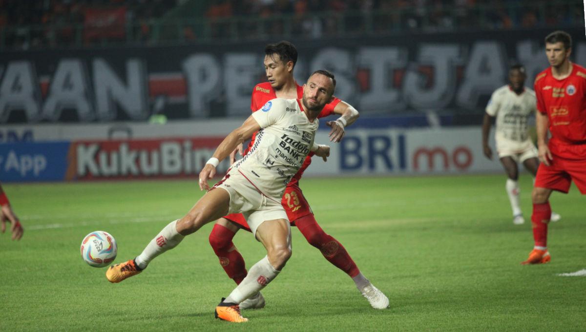Duel antara bek Persija, Hansamu Yama dengan striker Bali United, Ilija Spasojevic pada laga pekan ke-13 Liga 1 2023/2024 di Stadion Patriot, Minggu (24/09/23).