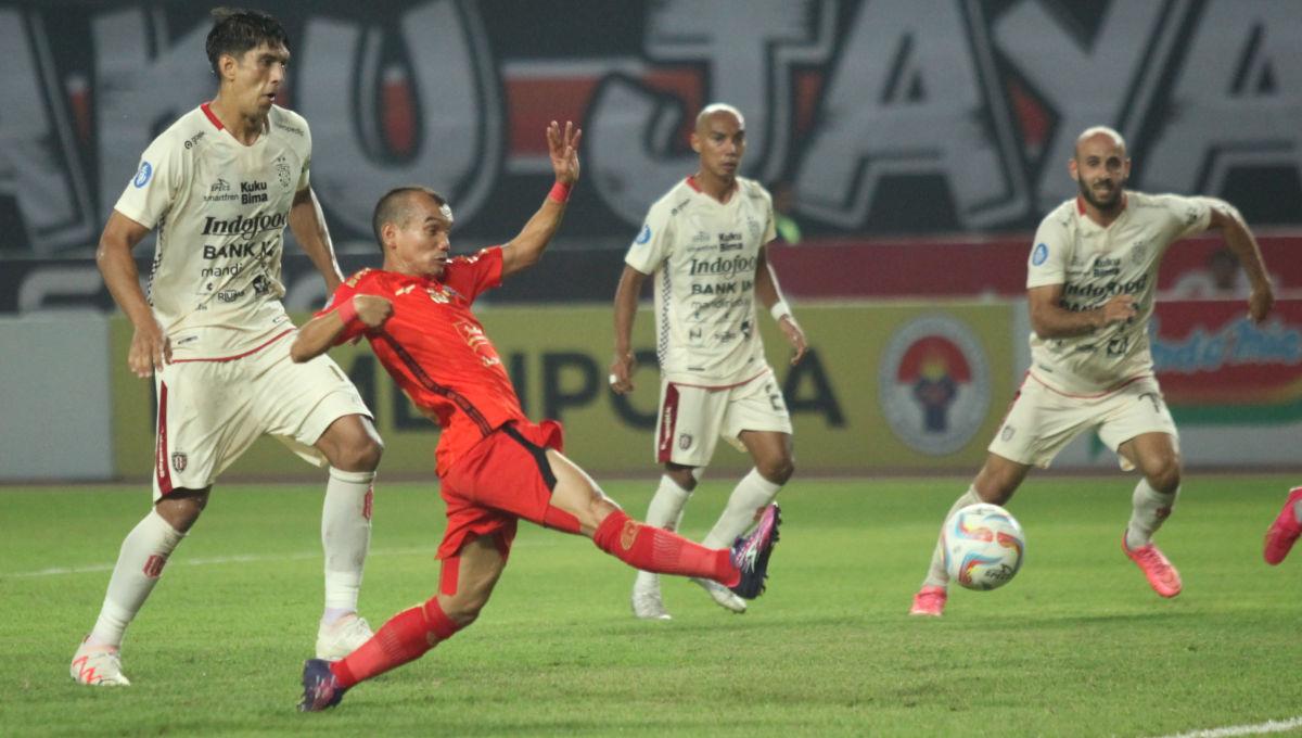 Peluang pemain Persija, Riko Simanjuntak di depan gawang Bali United pada laga pekan ke-13 Liga 1 2023/2024 di Stadion Patriot, Minggu (24/09/23). - INDOSPORT