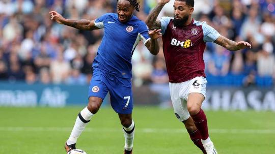 Pemain Chelsea, Raheem Sterling berusaha untuk melindungi bola dari rebutan pemain Aston Villa di Liga Inggris.
