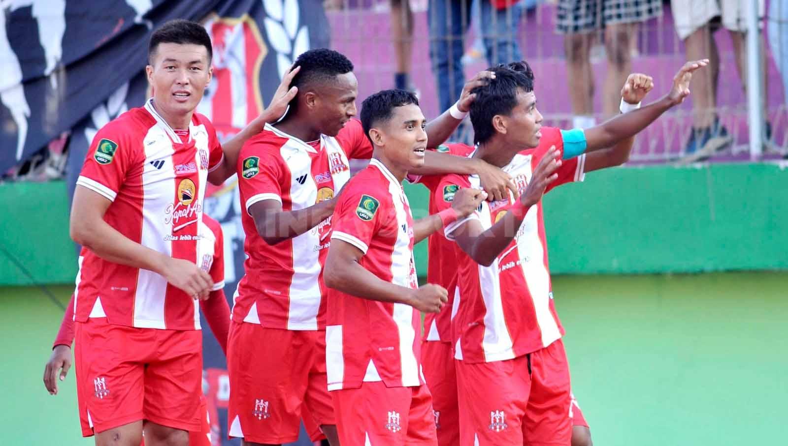 Pemain Deltras FC merayakan gol yang dicetak Rendra Teddy pada menit ke-49 dalam laga Pegadaian Liga 2 2023-2024 di Stadion Gelora Delta Sidoarjo, Minggu (24/09/23).