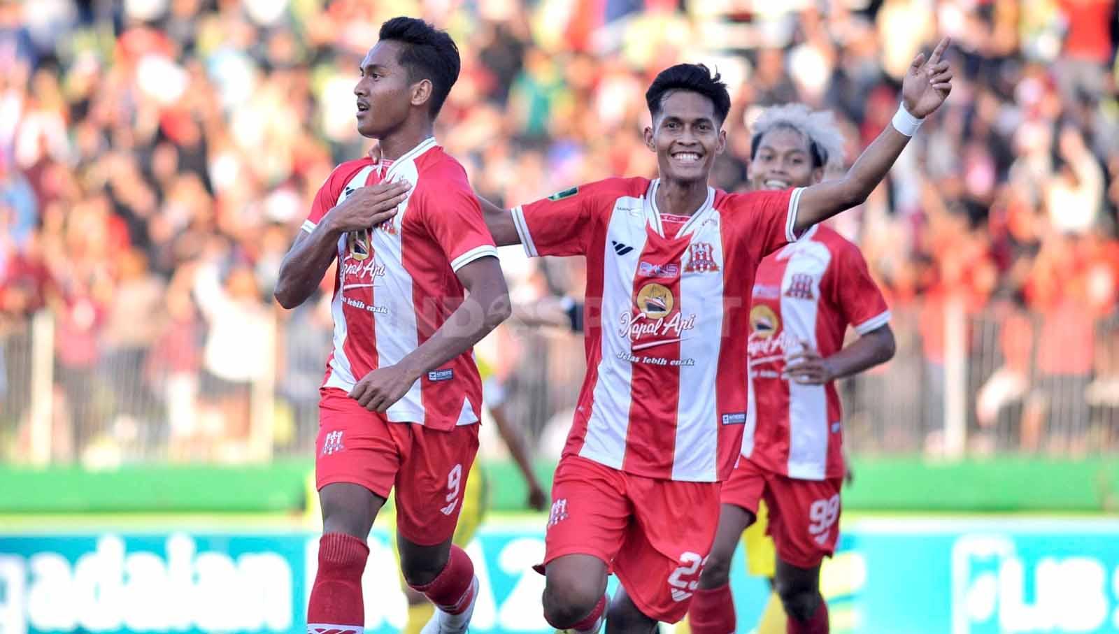 Pemain Deltras FC Januar Eka mencetak gol pada menit ke-74 sekaligus memastikan kemenangan The Lobster 2-1 dalam laga Pegadaian Liga 2 2023-2024 di Stadion Gelora Delta Sidoarjo, Minggu (24/09/23).