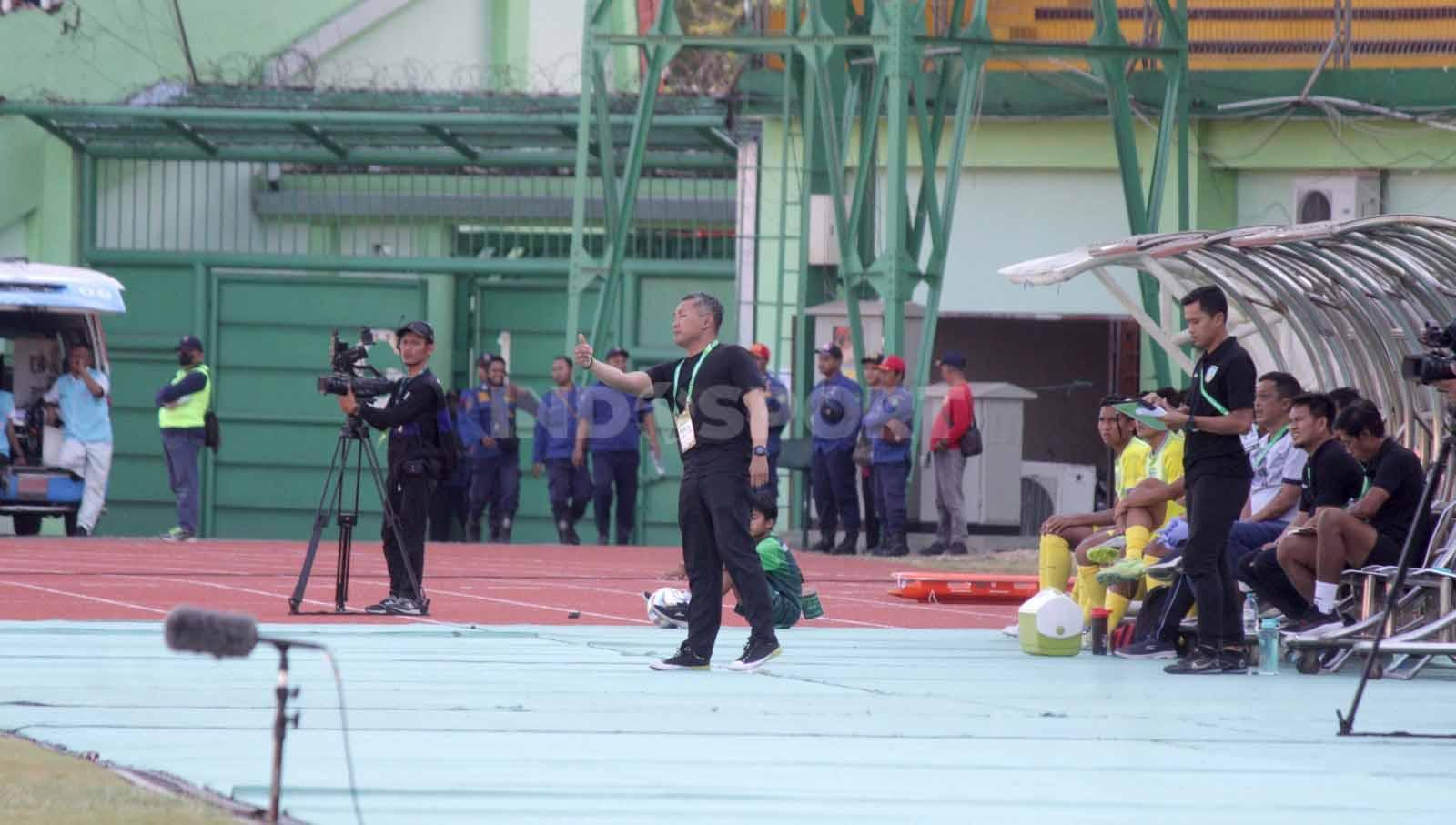 Pelatih Gresik United Rudy Eka Priyambada memberikan instruksi kepada pemain dari pinggir lapangan dalam laga Pegadaian Liga 2 2023-2024 di Stadion Gelora Delta Sidoarjo, Minggu (24/09/23).