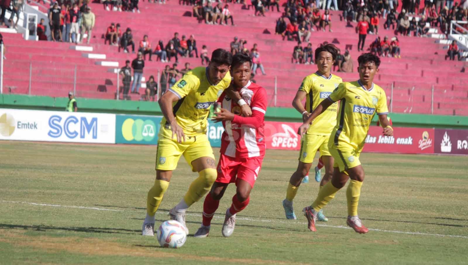 Striker Gresik United Victor Bertomeu berduel dengan pemain Deltras FC Alvin dalam laga Pegadaian Liga 2 2023-2024 di Stadion Gelora Delta Sidoarjo, Minggu (24/09/23).