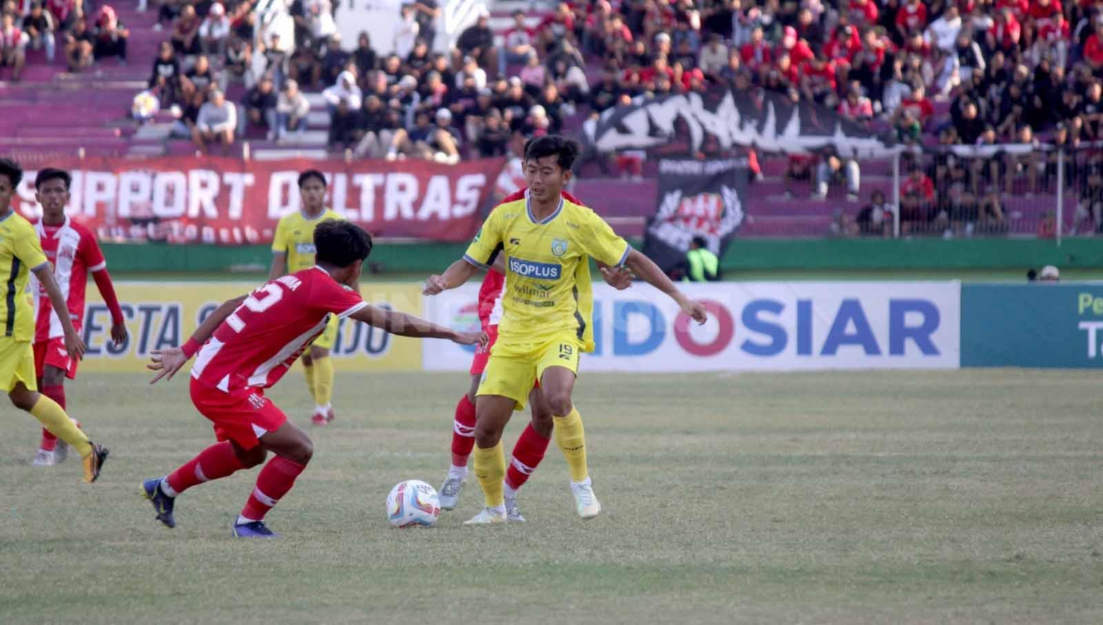 Pemain Gresik United Malik Prayitno mendapatkan pengawalan dari pemain Deltras FC Gilang Oktaviana dalam laga Pegadaian Liga 2 2023-2024 di Stadion Gelora Delta Sidoarjo, Minggu (24/09/23).