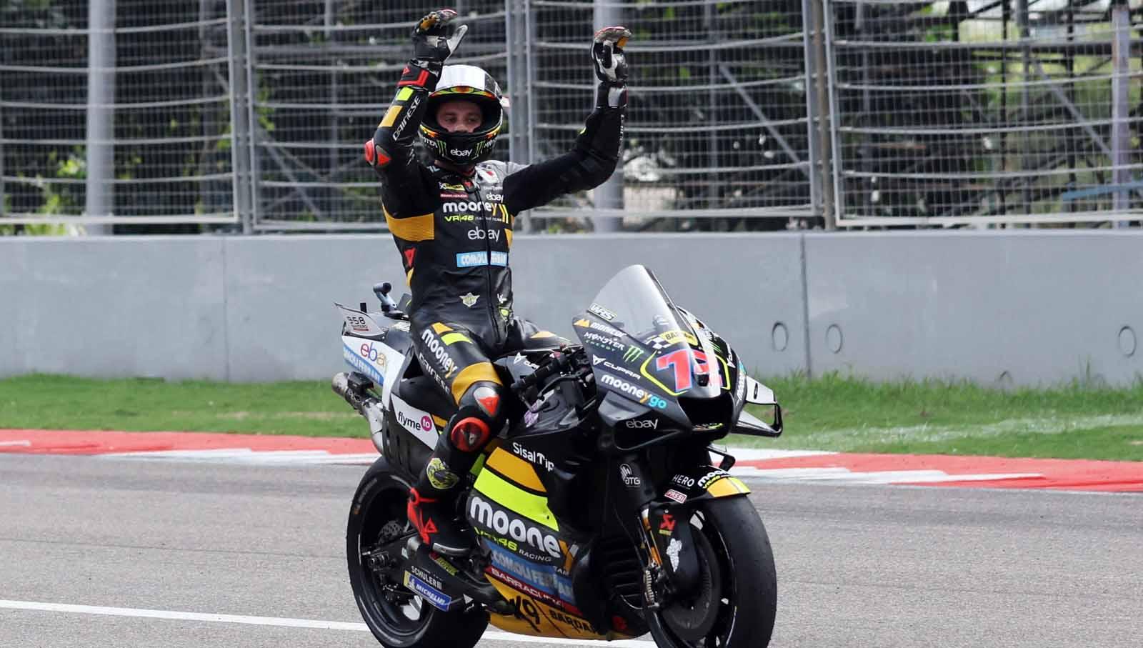 Selebrasi pembalap Marco Bezzecchi usai memenangkan balapan MotoGP 2023 di Sirkuit Internasional Buddh, Greater Noida, India, Minggu (24/09/23). (Foto: REUTERS/Anushree Fadnavis)