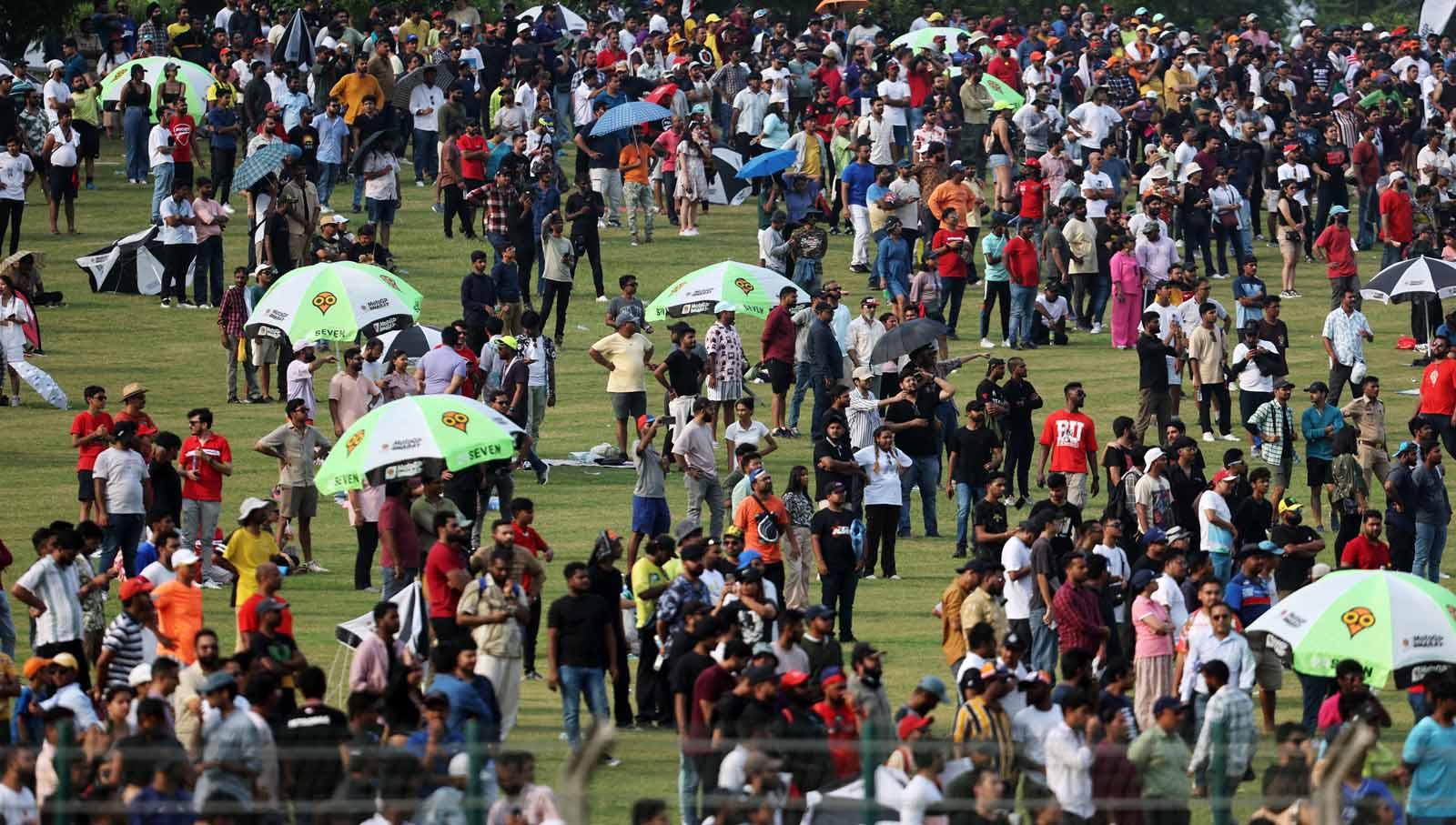 Antusias para penonton di lapangan rumput saat balapan MotoGP India 2023 di Sirkuit Internasional Buddh, Greater Noida, India, Minggu (24/09/23). (Foto: REUTERS/Anushree Fadnavis)