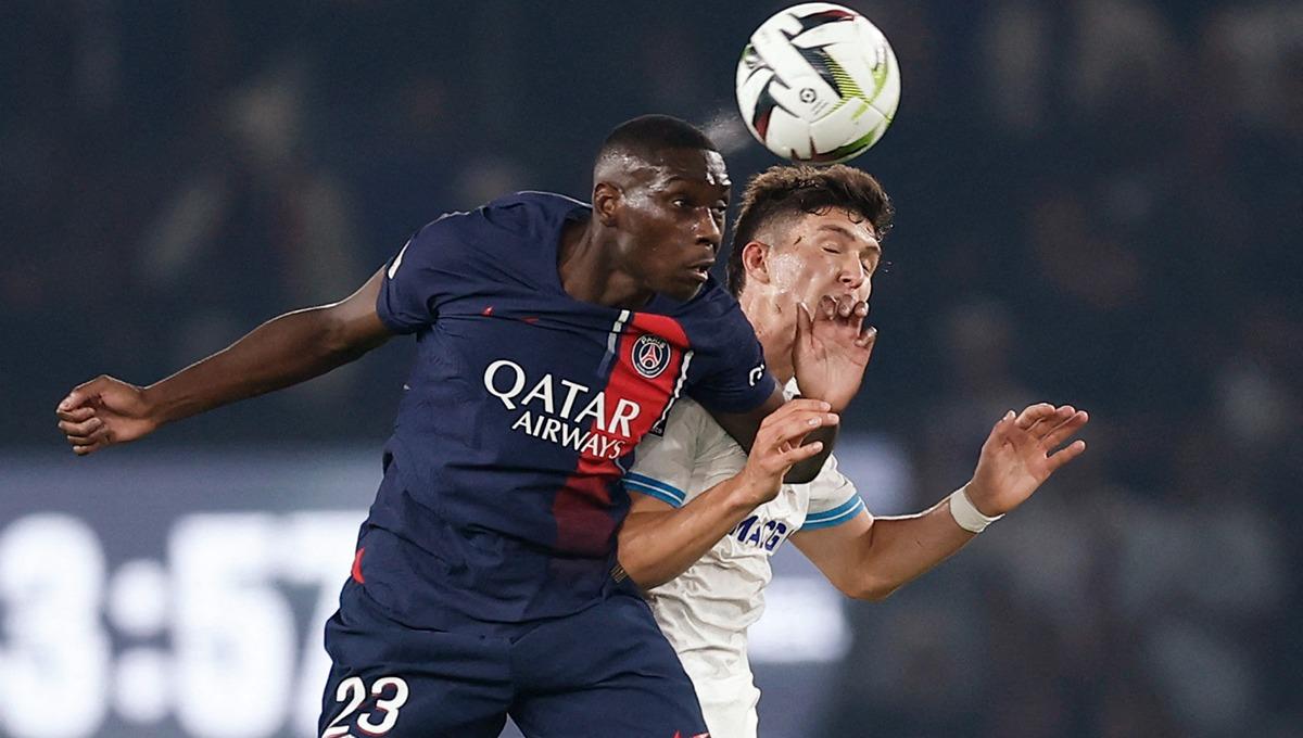 Randal Kolo Muani berduel dengan Leonardo Balerdi (kanan) di laga PSG vs Marseille (25/09/23). (Foto: REUTERS/Benoit Tessier)