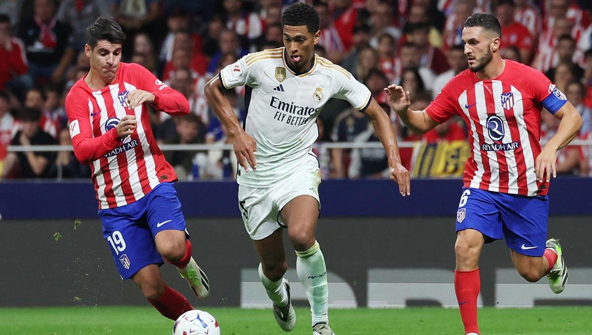 Jude Bellingham dikawal Alvaro Morata (kiri) dan Koke (kanan) di laga Atletico Madrid vs Real Madrid (25/09/23). (Foto: REUTERS/Isabel Infantes)