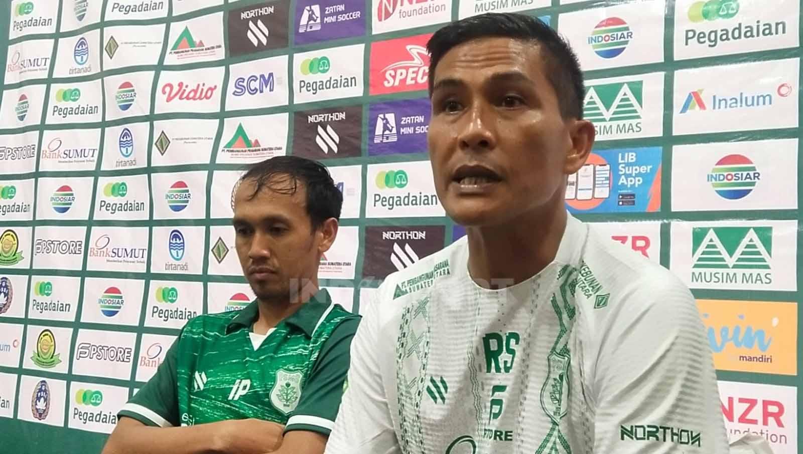 Pelatih PSMS Medan, Ridwan Saragih (kanan), didampingi pemainnya, Ichsan Pratama (kiri). (Foto: Aldi Aulia Anwar/INDOSPORT)