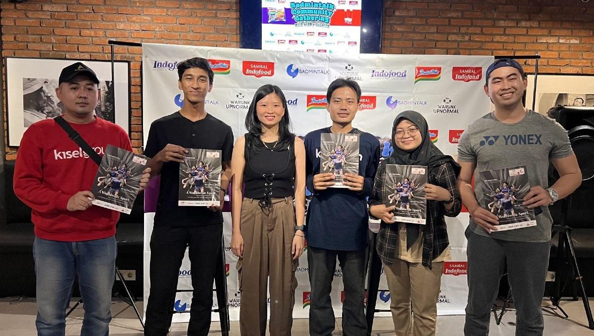 Debby Susanto (tengah) bersama pecinta bulutangkis pemenang kuis di Community Gathering Badmintalk.