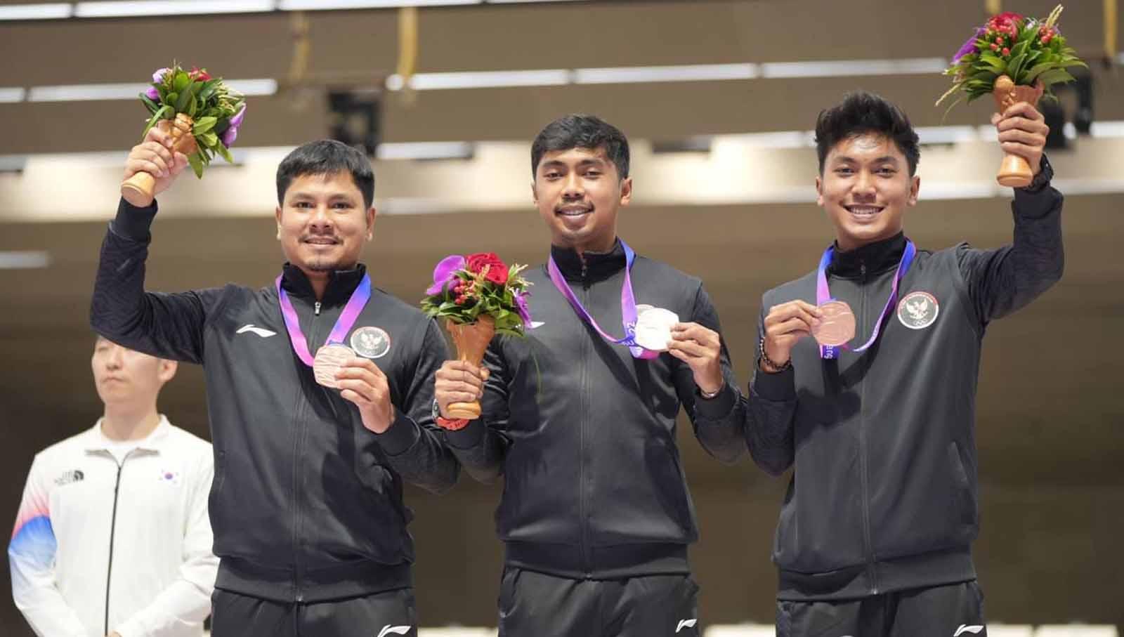 Admin Instagram Presiden Joko Widodo (Jokowi) kena semprot netizen saat membahas Muhammad Sejahtera Dwi Putra (tengah) di Asian Games 2022 (2023). Foto: NOC Indonesia/M. Rifqy Priadiansyah.