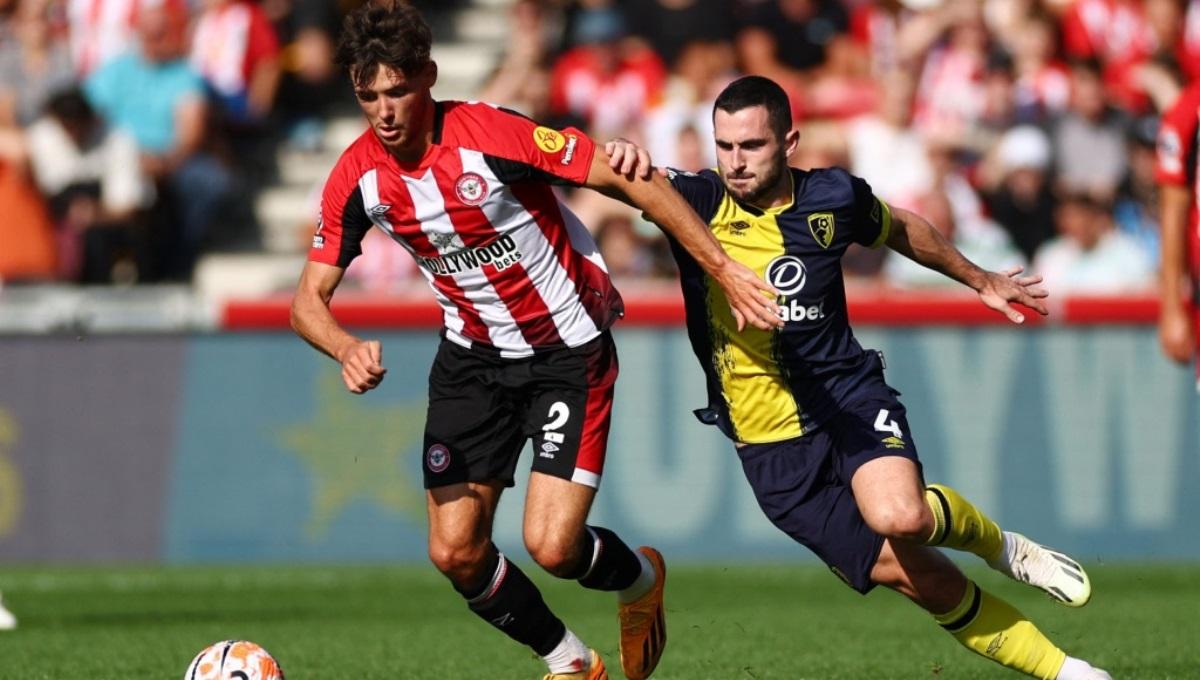 Pmeain Brentford, Aaron Hickey (kiri), dikaitkan dengan Liverpool. Foto: Action Images via Reuters/Andrew Boyers.