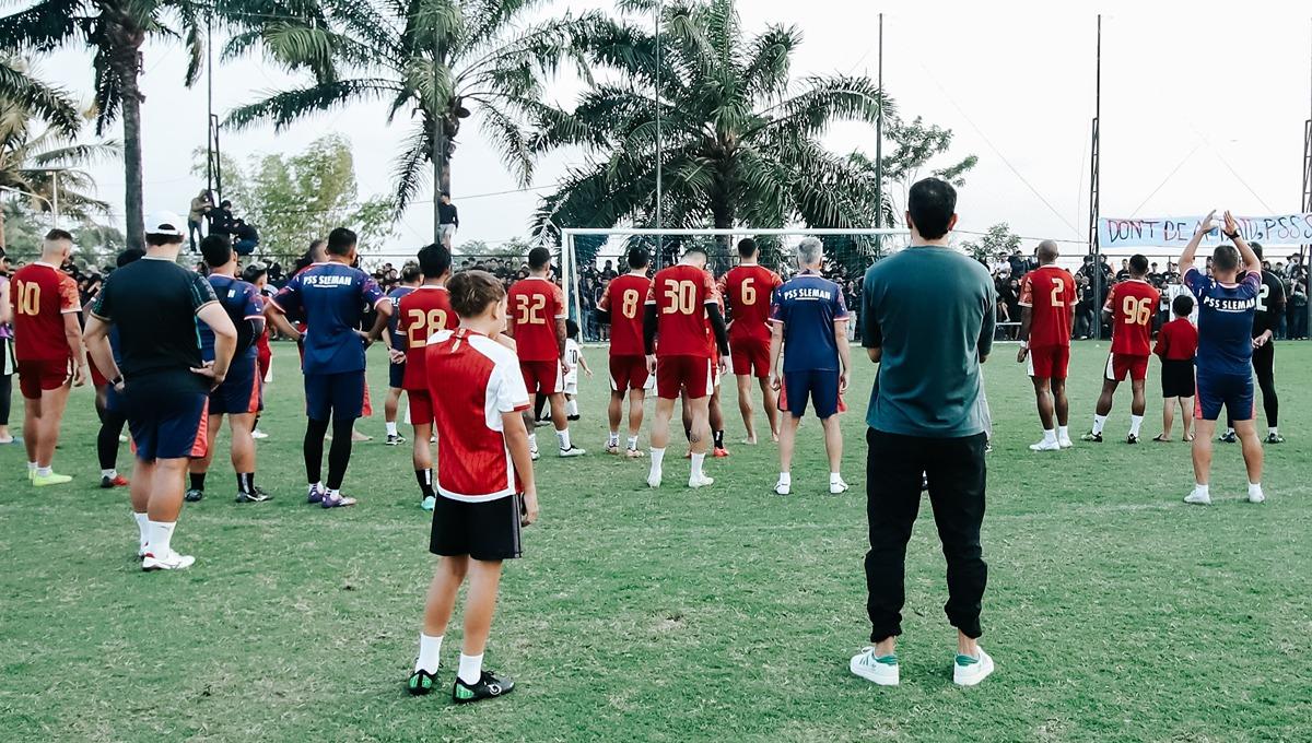 Marian Mihail terlihat masih melatih PSS Sleman dalam latihan di Lapangan Pakembinangun, Rabu (27/9/23). Latihan itu dihadiri ratusan suporter yang memberi semangat jelang melawan Arema FC. (Foto: PSS Sleman) - INDOSPORT