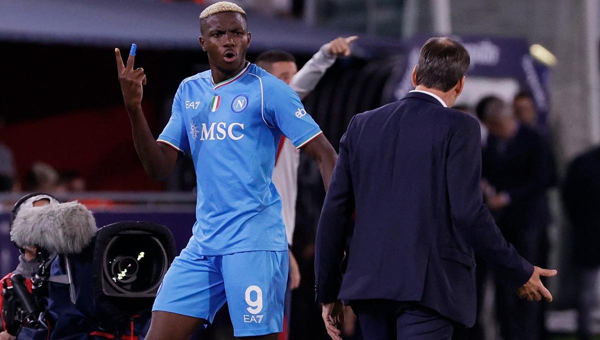 Victor Osimhen (kiri) bertikai dengan pelatih Napoli, Rudi Garcia. Ia dikabarkan segera minggat ke Chelsea. (Foto: REUTERS/Ciro De Luca)
