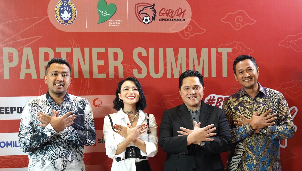 Penyanyi Wika Salim saat menyanyikan lagu resmi Timnas Indonesia berjudul Bersama Garuda pada acara Partner Summit di Jakarta, Rabu (27/09/23).