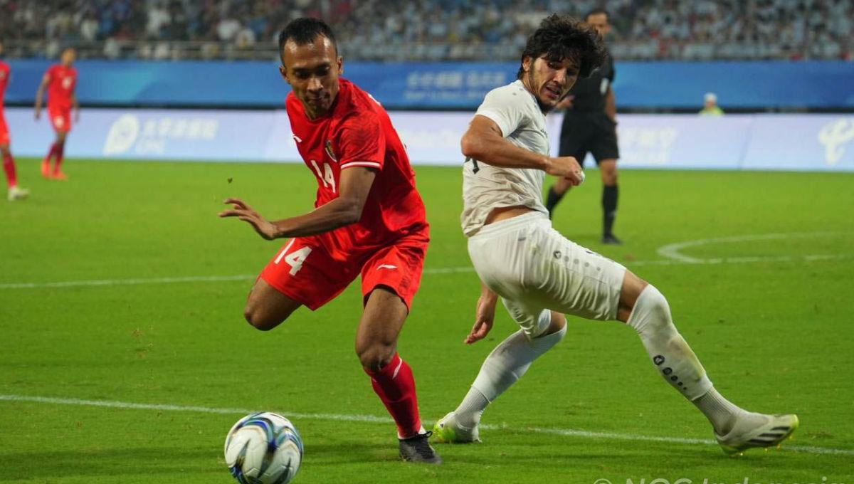 Pemain Timnas Indonesia U-24, Robi Darwis (kiri) berhasil merebut bola dari pemain Uzbekistan pada laga 16 besar Asian Games 2022 di Shangcheng Sports Centre Stadium, Kamis (28/09/23).