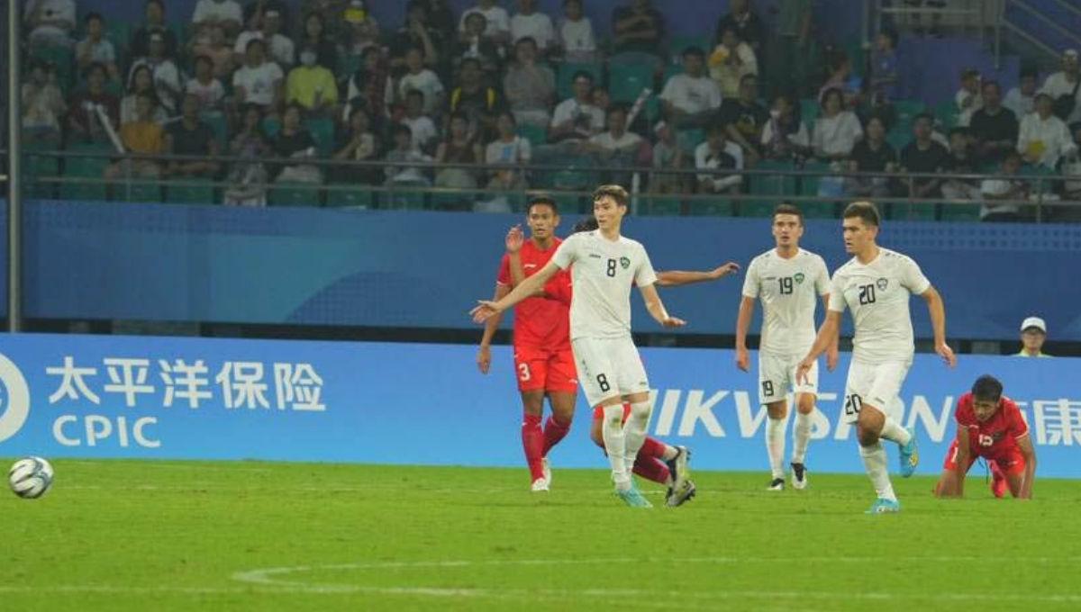 Para pemain Uzbekistan dan Timnas Indonesia U-24 melihat bola yang menjauh dari jangkauan mereka pada laga 16 besar Asian Games 2022 di Shangcheng Sports Centre Stadium, Kamis (28/09/23).