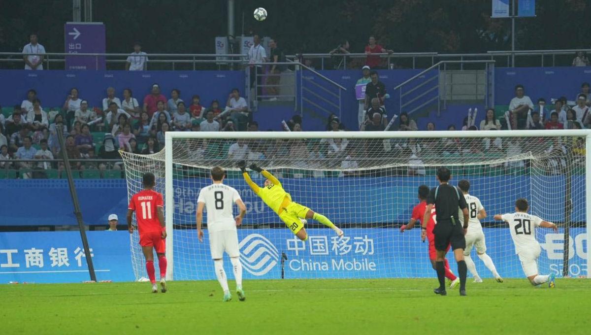 Kiper Timnas Indonesia U-24, Ernando Ari Sutaryadi berhasil menepis tembakan pemain Uzbekistan pada laga 16 besar Asian Games 2022 di Shangcheng Sports Centre Stadium, Kamis (28/09/23).