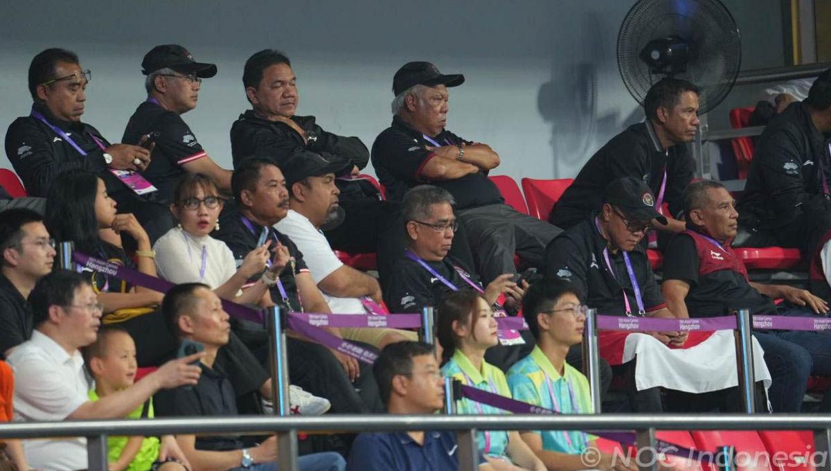 CdM Kontingen Indonesia, Basuki Hadimuljono (kedua kanan atas) didampingi perwakilan PSSI menyaksikan laga laga 16 besar Asian Games 2022 antara Timnas Indonesia U-24 vs Uzbekistan di Shangcheng Sports Centre Stadium, Kamis (28/09/23).