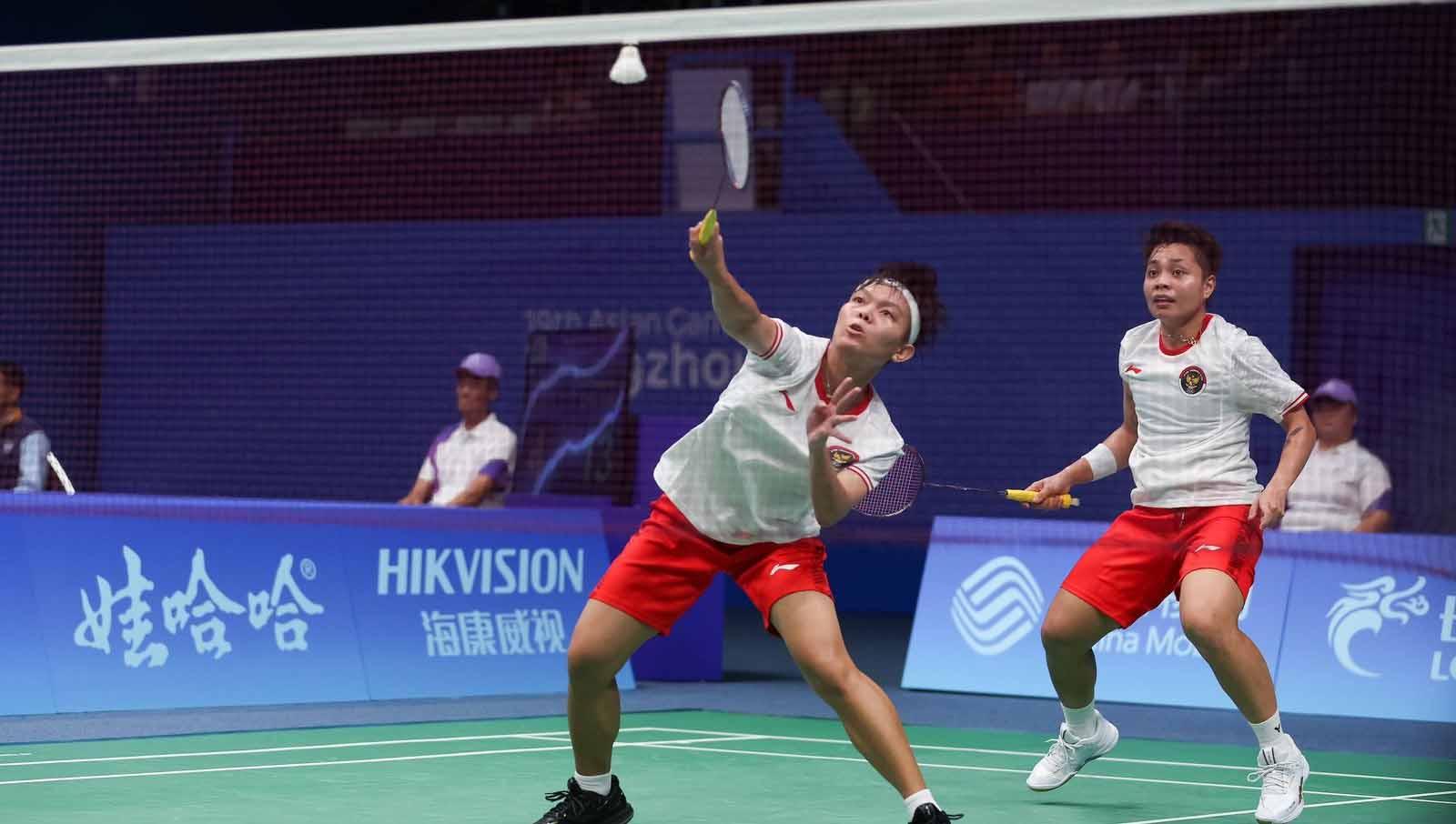 Pasangan ganda putri Indonesia, Apriyani Rahayu/Siti Fadia Silva Ramadhanti pada badminton beregu putri Asian Games 2023 di Binjiang Gymnasium, Jumat (29/09/23). (Foto: NOC Indonesia/Naif Al'as)