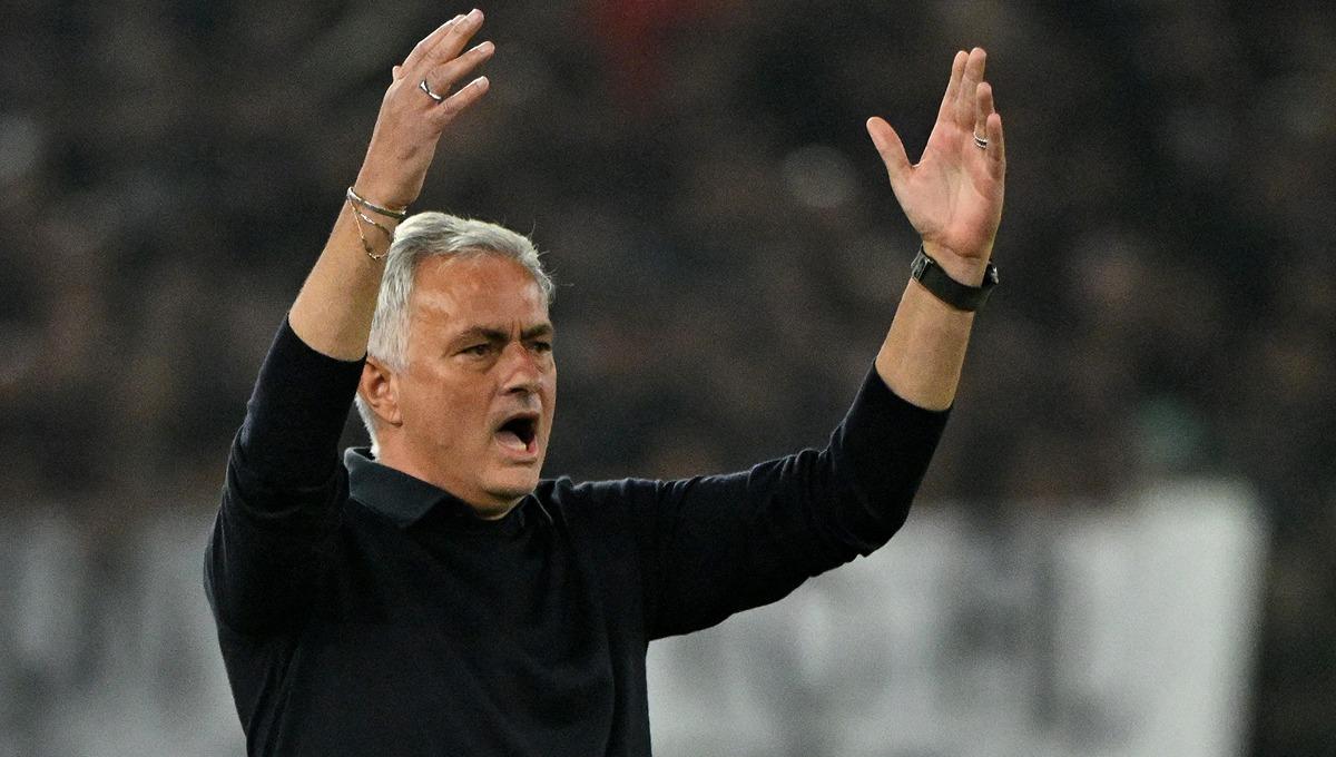 Aksi Jose Mourinho di laga AS Roma vs AC Milan. (Foto: REUTERS/Alberto Lingria)